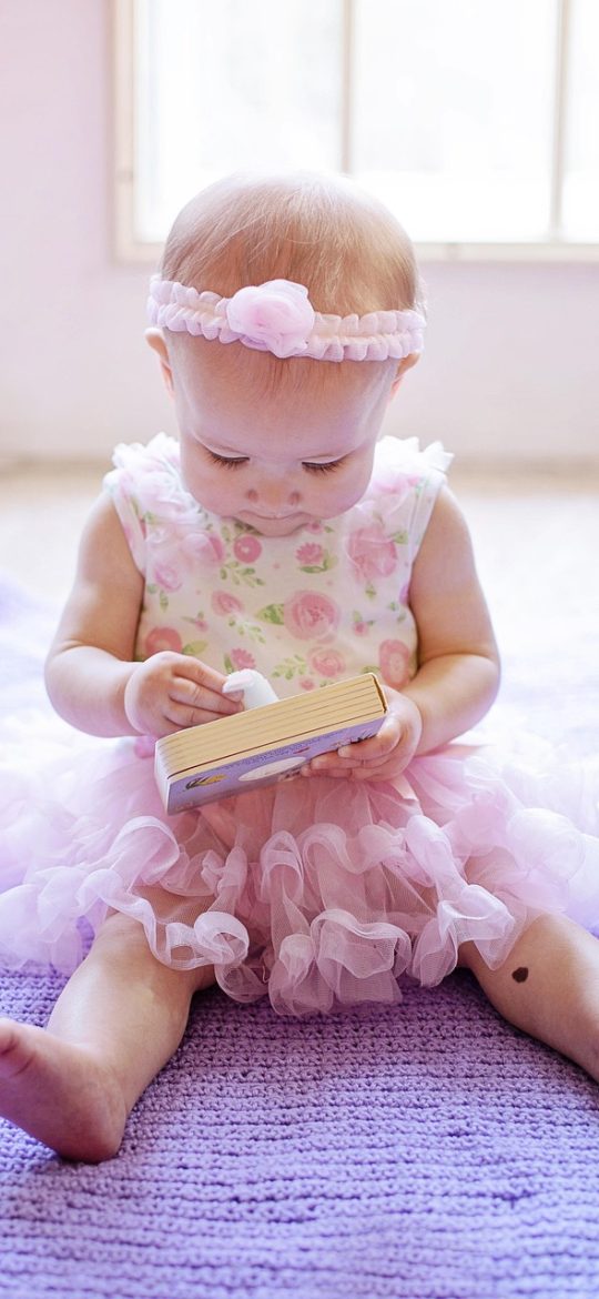 在线画图 App 的画布主界面截图，中央是空白白色画布，底部一排彩色画笔图标，右上角显示图层数量为 3